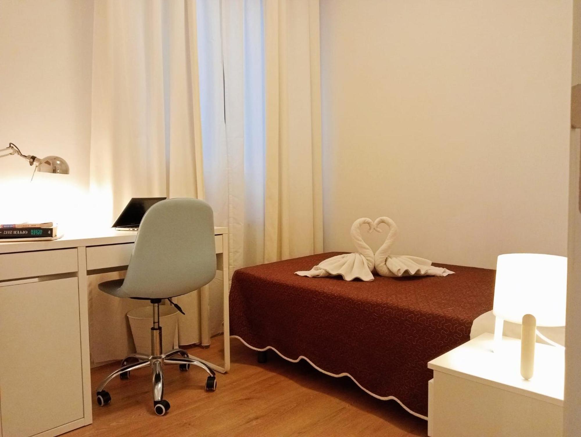 Far Home Plaza Mayor Madrid Ngoại thất bức ảnh